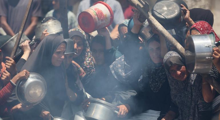 Des femmes à Gaza cherchent désespérément de la nourriture.